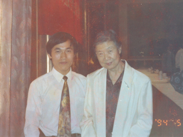 湯傳忠與于若木女士（陳云同志夫人，著名營養(yǎng)專家）合影