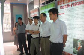 山東省食品藥品監(jiān)督管理局副局長(zhǎng)陳耕一行到我公司參觀、視察