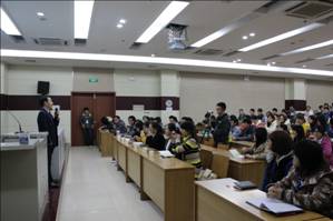 新稀寶股份董事長、益謙文化創(chuàng)始人湯傳忠走進(jìn)高校指導(dǎo)大學(xué)生就業(yè)