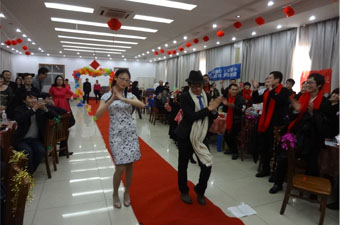 金蛇狂舞辭舊歲，策馬奔騰譜新篇