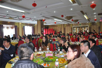 駿馬奔騰千里路，新春更上一層樓