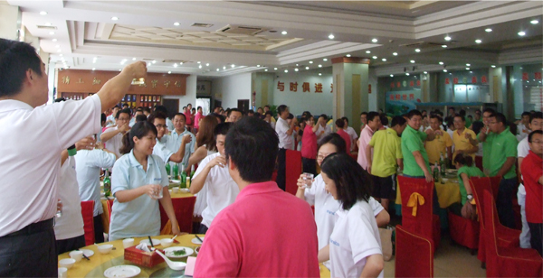 匯聚一堂，共同舉杯