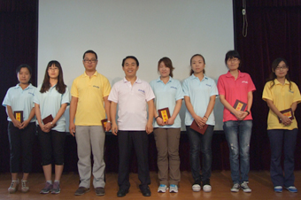 董事長(zhǎng)湯傳忠先生為新任命管理人員頒發(fā)任命書